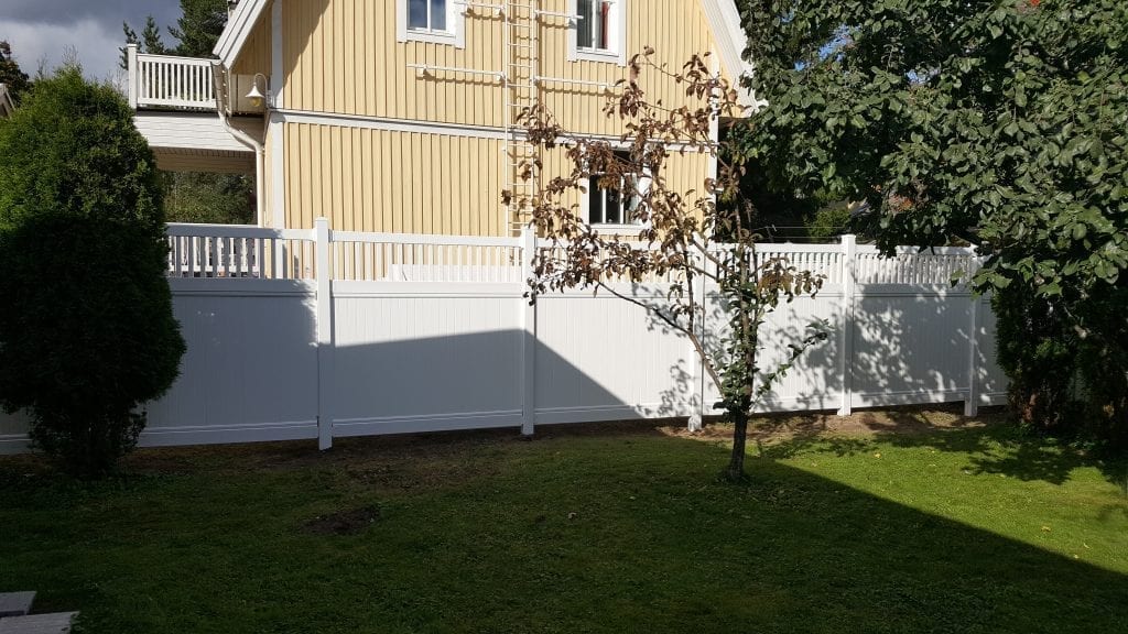 Vinyyli näkösuoja keltaisen puutalon edessä